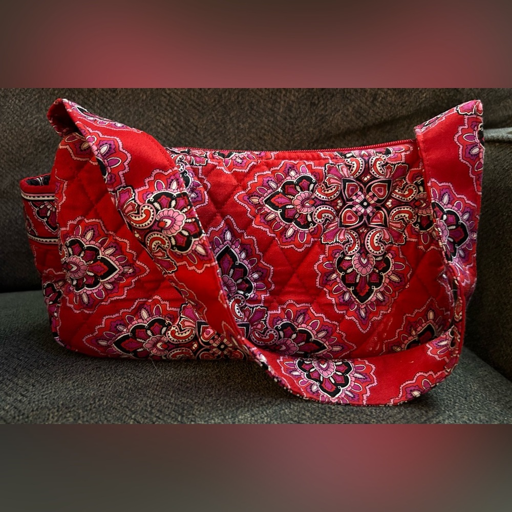 Beautiful Vera Bradley handbag in excellent condition. Adorable.